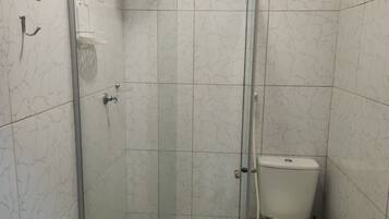 Haartrockner, Handtücher, Seife, Toilettenpapier