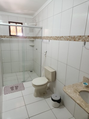 Phòng dành cho gia đình | Phòng tắm | Máy sấy tóc, khăn tắm, xà phòng, giấy vệ sinh