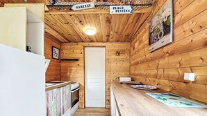 Puinen sisustus, jossa on keittiöalue, ovi, jossa lukee ”Plage de Penvins”, ja kyltti, jossa lukee ”Sarzeau”.