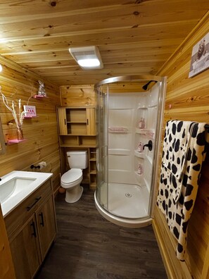 Room - Rosey Rodeo Cabin in Indianapolis (Indianapolis)