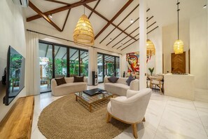 50-inch Smart TV with digital channels - Blue Wave Villa Ubud (Gianyar)