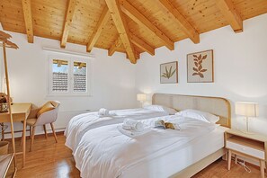 Tabla de planchar con plancha, wifi gratis, ropa de cama
