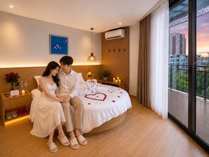 Suite | Down comforters, memory foam beds, blackout drapes, iron/ironing board - Siji Hotel (Long Biên)
