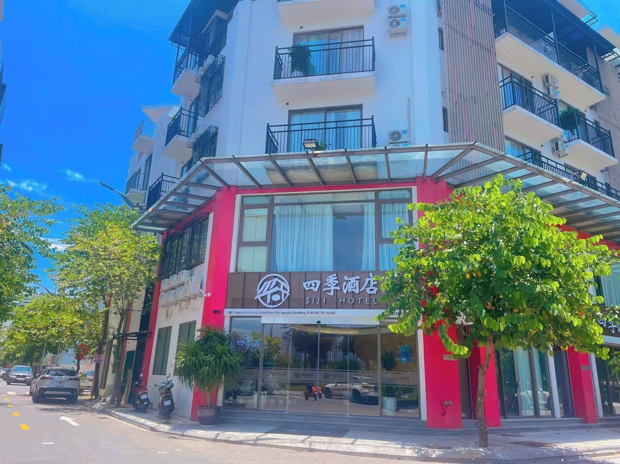 Un hôtel doté d’une façade moderne, de grandes fenêtres et d’une entrée en verre.
