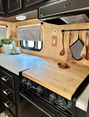 Refrigerador, microondas, horno, placa de cocina