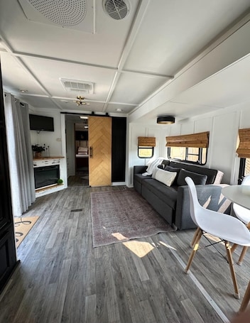 TV, fireplace. Cozy 1-bedroom travel trailer on i90 in Central South Dakota at Kennebec.