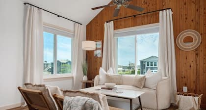 Ocean & Sound Views, Hot Tub & Pet Friendly!
