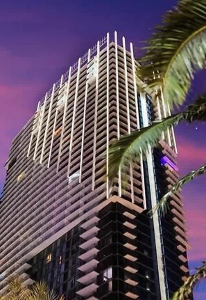Ein Hochhaus mit einer markanten, zickzackförmigen Fassade und Balkonen.