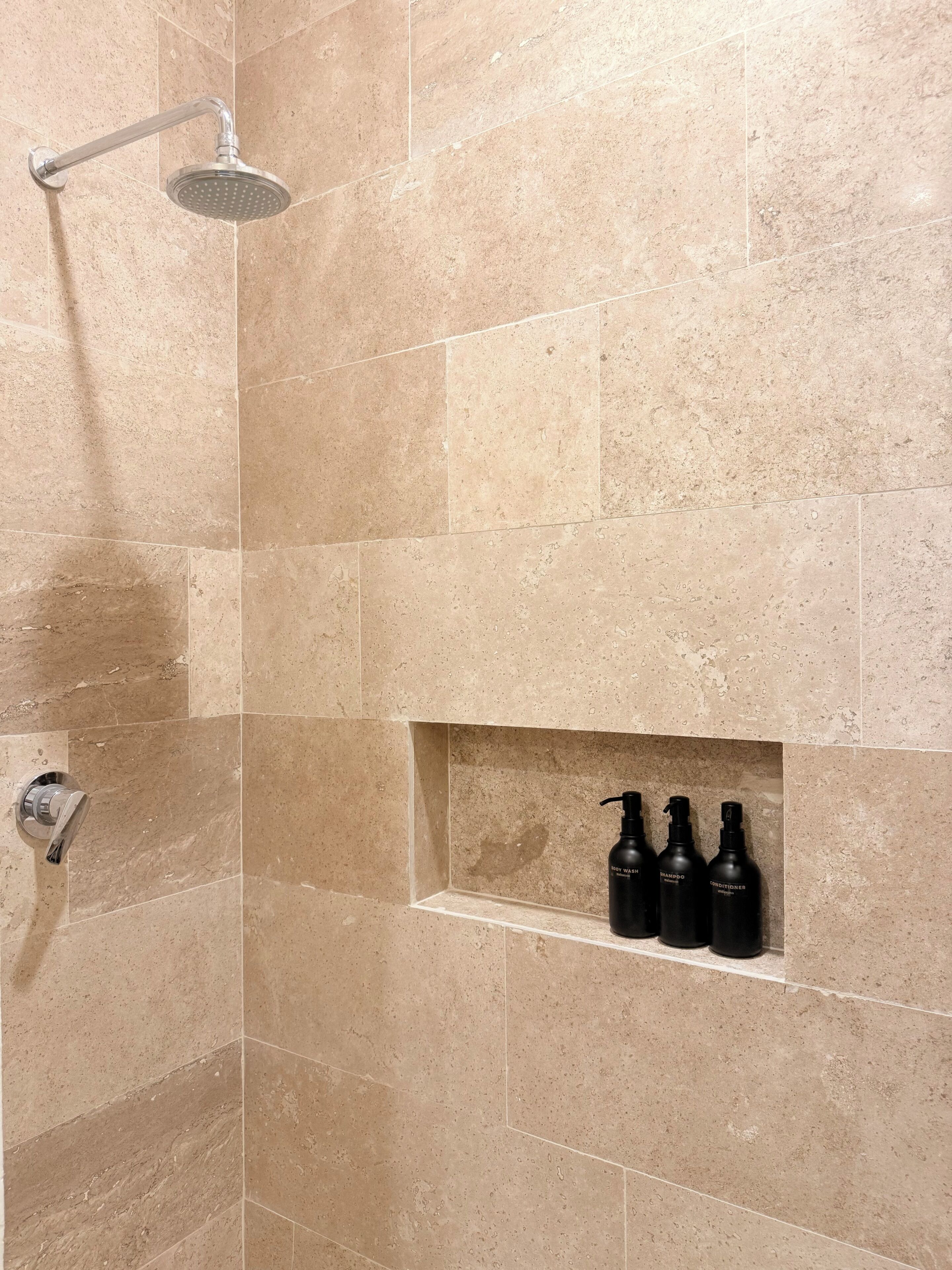 Douche, sèche-cheveux, serviettes fournies, savon