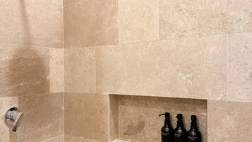 Douche, sèche-cheveux, serviettes fournies, savon