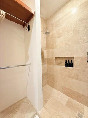 Douche, sèche-cheveux, serviettes fournies, savon