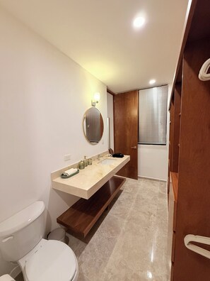 Douche, sèche-cheveux, serviettes fournies, savon