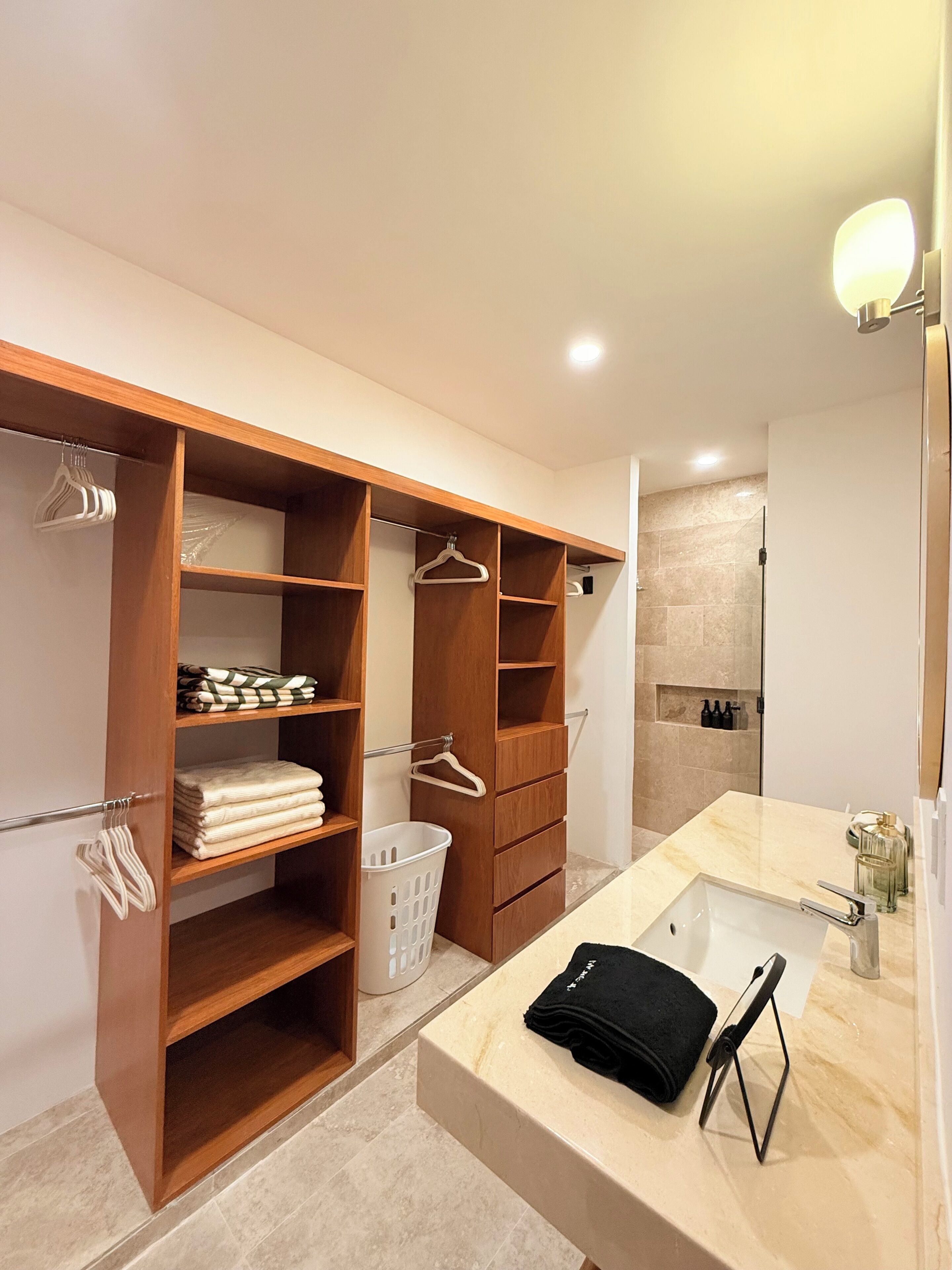 Douche, sèche-cheveux, serviettes fournies, savon