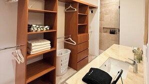 A modern bathroom with a large mirror, a sink, and a shower area. - Luxe Apt. in Montebello Pool/Game Room/ Workspace (Mérida)
