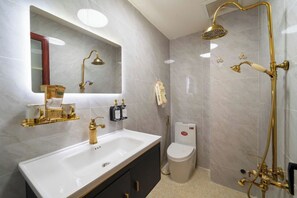 Family Quadruple Room | Bathroom - The Pivot Suite Ben Thanh - District 1 (Ben Thanh)