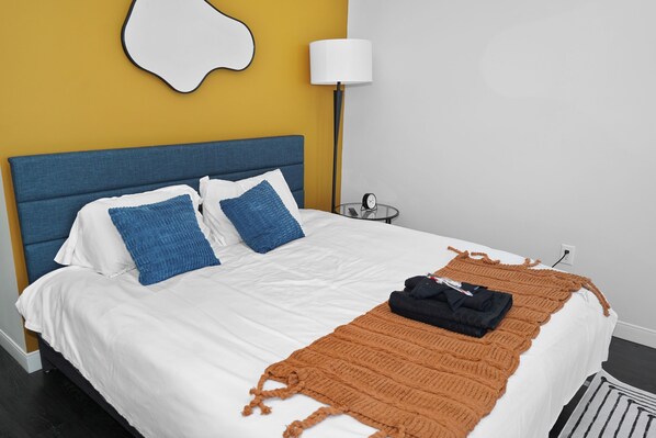 Room - Chic Westown 3BR with Balcony - 5 min to Milwaukee Public Market (Milwaukee)