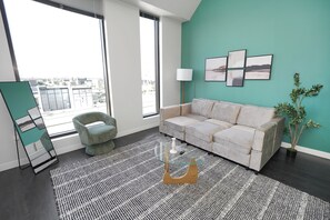 Living area - Chic Westown 3BR with Balcony - 5 min to Milwaukee Public Market (Milwaukee)
