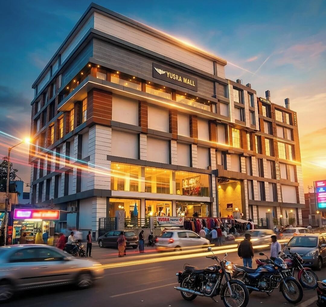 Un edificio de varios pisos con un letrero llamativo que dice 'Yusra Mall'.