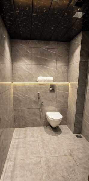 Family Suite, City View | Bathroom | Shower, free toiletries, towels, soap