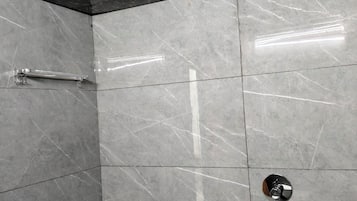 Deluxe Double or Twin Room, City View | Bathroom