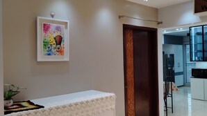 Una cocina moderna con armarios blancos, una encimera y un colgador de techo.