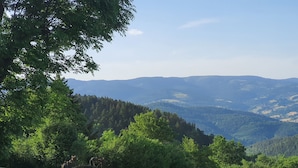 A rural landscape with a wooden fence, greenery, and distant mountains. - Room in the heart of the Vosges Mountains, near the Petit Ballon (Breitenbach-Haut-Rhin)