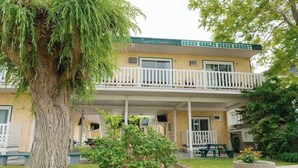 A building with a sign reading 'GREEN GABLES BEACH RESORT.' - Suite 11 Green Gables Resort, Lake View Retreat (Osoyoos)