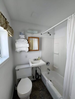 Shower - Studio Suite 8 Green Gables Resort (Osoyoos)