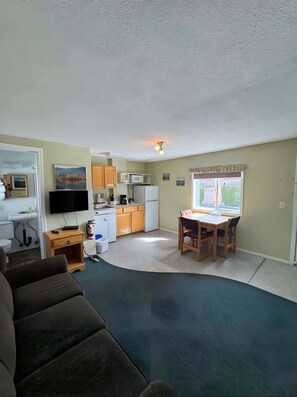 TV - Studio Suite 8 Green Gables Resort (Osoyoos)