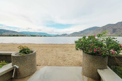 Lakeside Suite w/ Balcony at Green Gables Osoyoos