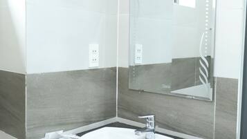 Apartemen, pemandangan kota | Kamar mandi