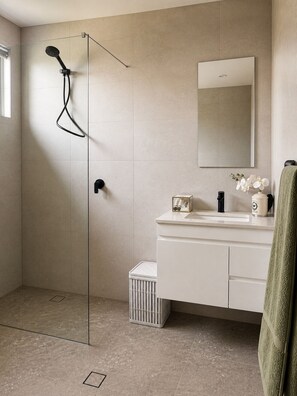 Bathroom - Luxury off-grid retreat with boutique cottage charm and friendly farm animals (Holgate)