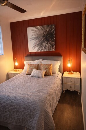 Room - Luxury off-grid retreat with boutique cottage charm and friendly farm animals (Holgate)