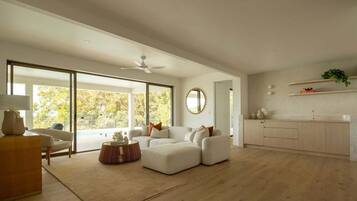 Smart TV, fireplace
