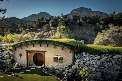 Sequoia Haven Hole - Whimsical Earthberm FairyTale, Riverfront. 1 min to Sequoia