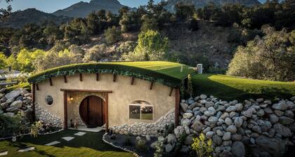 Sequoia Haven Hole - Whimsical Earthberm FairyTale, Riverfront. 1 min to Sequoia