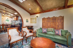 Smart TV, table tennis, books - Hobbit Haven in the Sequoia Shire. Whimsical, Riverfront Views. 1 min to Sequoia (Three Rivers)