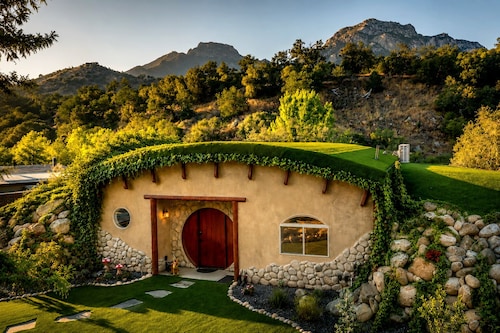 Sequoia Haven Hole - Whimsical Earthberm FairyTale, Riverfront. 1 min to Sequoia