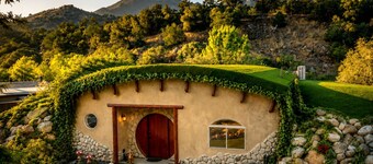 Sequoia Haven Hole - Whimsical Earthberm FairyTale, Riverfront. 1 min to Sequoia