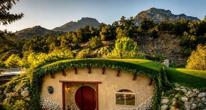 Sequoia Haven Hole - Whimsical Earthberm FairyTale, Riverfront. 1 min to Sequoia