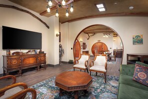 Smart TV, table tennis, books - Hobbit Haven in the Sequoia Shire. Whimsical, Riverfront Views. 1 min to Sequoia (Three Rivers)
