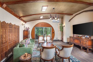Interior - Hobbit Haven in the Sequoia Shire. Whimsical, Riverfront Views. 1 min to Sequoia (Three Rivers)
