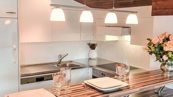 Fridge, oven, dishwasher, cookware/dishes/utensils