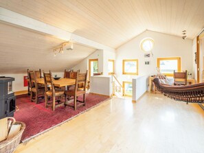 Ein geräumiges Loft mit Essbereich, einer Hängematte und Blick ins Freie.