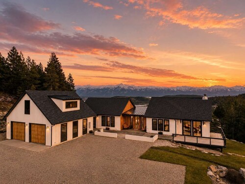 The Majestic - Elevated Views, Sauna & Game Room