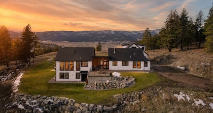 The Majestic - Elevated Views, Sauna & Game Room