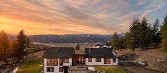 The Majestic - Elevated Views, Sauna & Game Room
