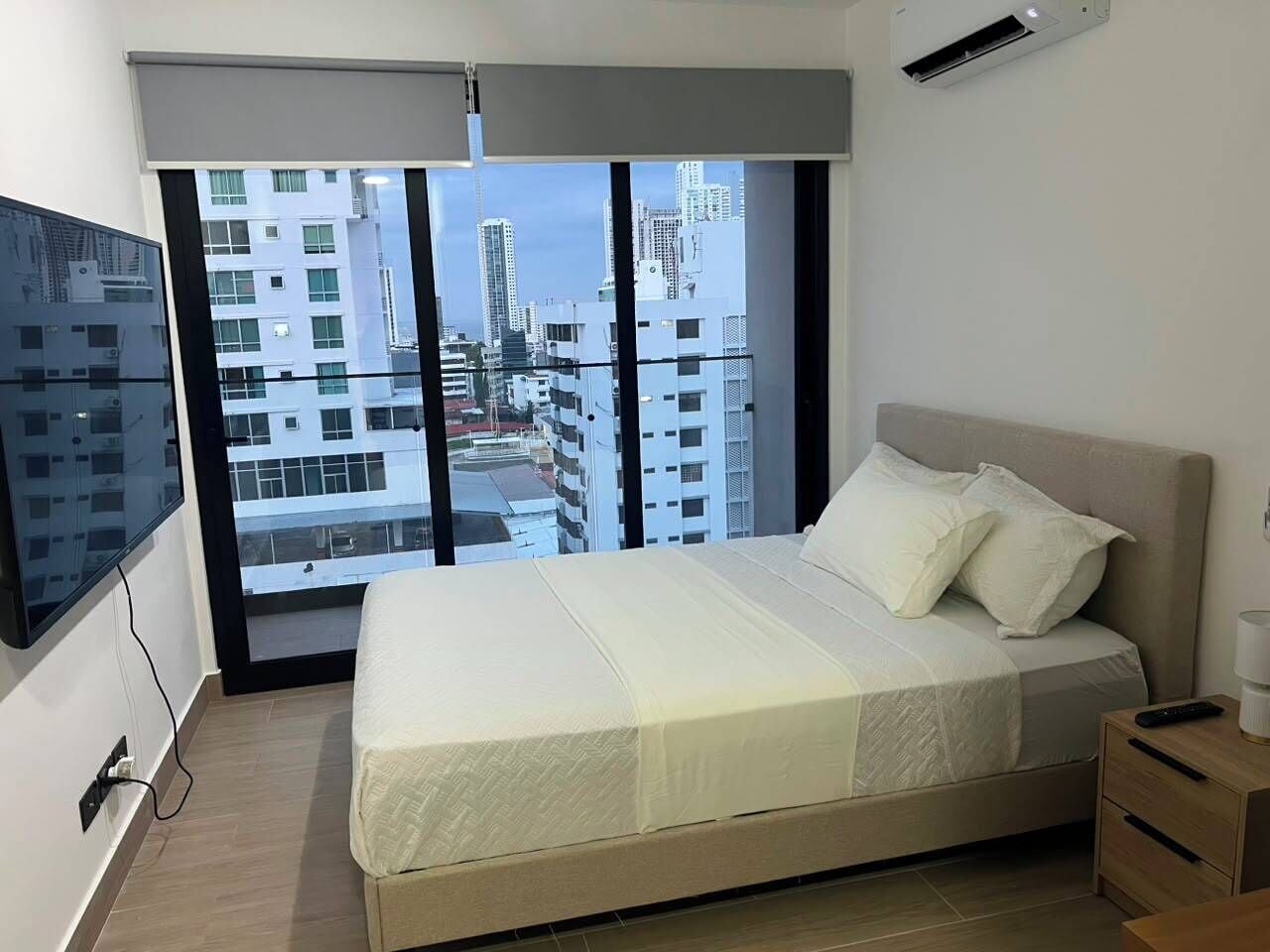 Apartament empresarial, balcó, vistes a la ciutat | Escriptori, espai de treball apte per a portàtils i wifi gratuïta 