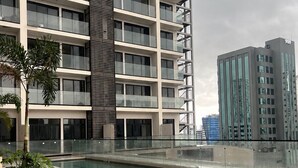 A modern building with a rooftop pool, large windows, and a number 909 sign. - Modern Apartments at the Hub City views (Panamá)