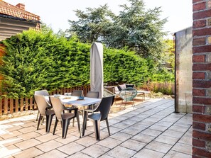 Outdoor dining - Renovated typical coastal home centrally located (Koksijde)